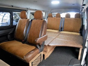 ハイエースワゴン１０人乗り　新車カスタム