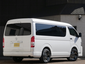 ハイエースワゴン１０人乗り　新車カスタム