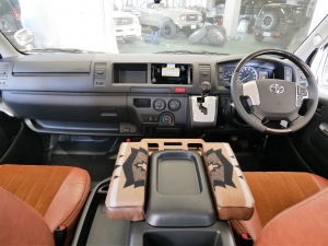 ハイエースバンスパロン　4WD　ディーゼル　特設パールホワイト