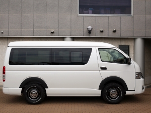 ハイエースワゴン１０人乗り　新車カスタム　ライトキャンピングカー