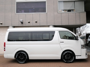 ハイエースワゴン１０人乗り　新車カスタム