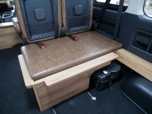 ハイエースワゴン１０人乗り　新車カスタム　FD-BOXベッド