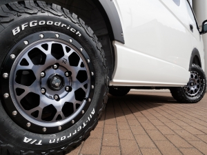 ハイエースワゴン１０人乗り　新車カスタム　FD-BOXベッド