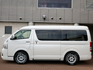 ハイエースワゴン１０人乗り　新車カスタム