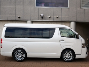ハイエースワゴン１０人乗り　新車カスタム