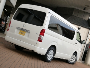 ハイエースワゴン１０人乗り　新車カスタム