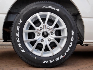 ハイエースワゴン１０人乗り　新車カスタム