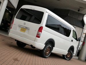 ハイエースワゴン１０人乗り　新車カスタム