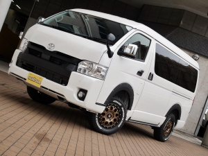 ハイエースワゴン１０人乗り　新車カスタム