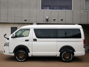 ハイエースワゴン１０人乗り　新車カスタム
