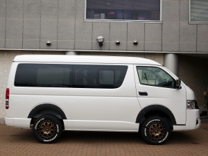 ハイエースワゴン１０人乗り　新車カスタム