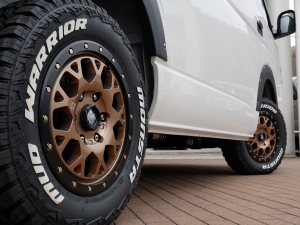 ハイエースワゴン１０人乗り　新車カスタム