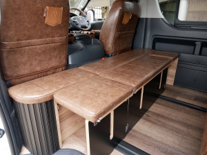 ハイエースワゴン１０人乗り　新車カスタム　車中泊　フルフラットベッド