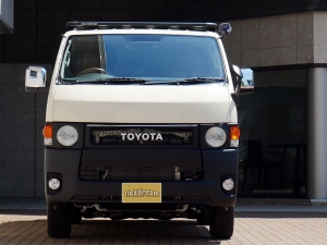 ハイエースバン丸目カスタム　ライトイエロー　ネオクラシック