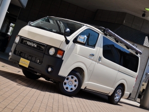 ハイエースバン丸目カスタム　ライトイエロー　ネオクラシック