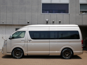ハイエースバンスパロン　4WD　ディーゼル　特設ベージュメタリック