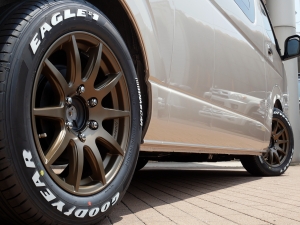 ハイエースバンスパロン　4WD　ディーゼル　特設ベージュメタリック