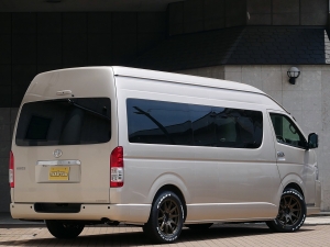 ハイエースバンスパロン　4WD　ディーゼル　特設ベージュメタリック