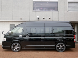 ハイエースバンスパロン　4WD　ディーゼル　特設ブラック