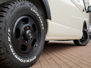 ハイエースバンスパロン　4WD　ディーゼル　特設ライトイエロー