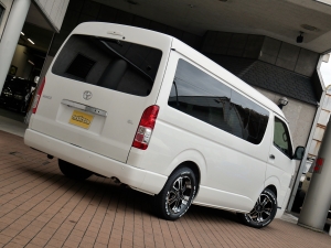 ハイエースワゴン１０人乗り　新車カスタム