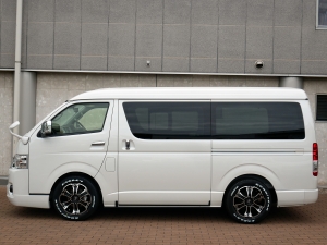 ハイエースワゴン１０人乗り　新車カスタム