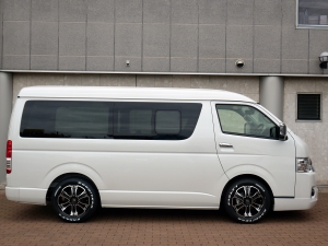 ハイエースワゴン１０人乗り　新車カスタム