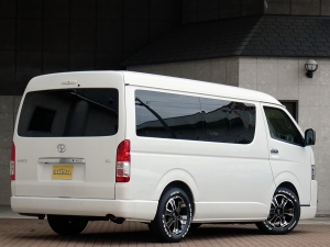 ハイエースワゴン１０人乗り　新車カスタム