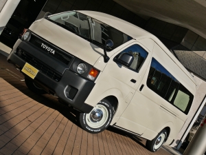 ハイエースバン新車アウトレットスパロン　4WD　ディーゼル　ライトイエロー