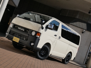 ハイエースバン丸目カスタム　ライトイエロー　ネオクラシック