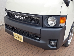 ハイエースバン特設カラーライトイエロー　安全装備付き