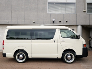 ハイエースバン特設カラーライトイエロー　安全装備付き