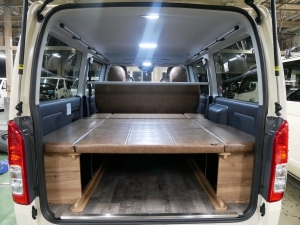 ハイエースバンディーゼル4WD　丸目カスタム　ネオクラシック