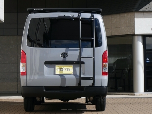 ハイエースバンディーゼル4WD　丸目カスタム　ネオクラシック