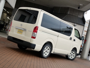 ハイエースバン新車アウトレットディーゼル4WD　丸目カスタム　ネオクラシック