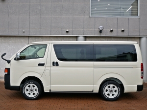 ハイエースバン新車アウトレットディーゼル4WD　丸目カスタム　ネオクラシック
