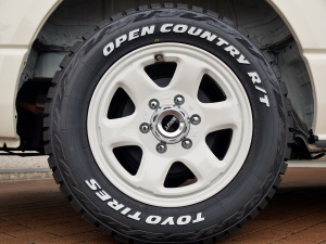 ハイエースバン新車アウトレットディーゼル4WD　丸目カスタム　ネオクラシック