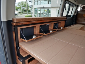ハイエースバン新車アウトレットディーゼル4WD　丸目カスタム　ネオクラシック