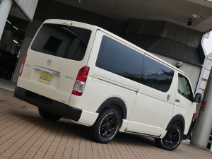 ハイエースバン新車アウトレットディーゼル4WD　丸目カスタム　ネオクラシック
