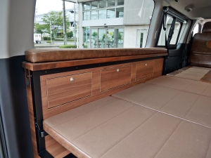 ハイエースバン新車アウトレットディーゼル4WD　丸目カスタム　ネオクラシック