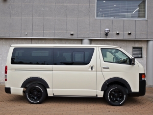 ハイエースバン新車アウトレットディーゼル4WD　丸目カスタム　ネオクラシック