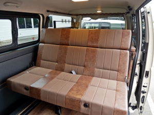 ハイエースバン新車アウトレットディーゼル4WD　丸目カスタム　ネオクラシック
