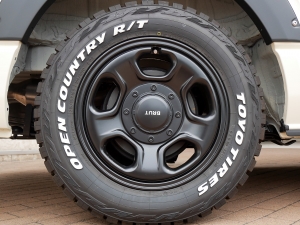 ハイエースバン新車アウトレットディーゼル4WD　丸目カスタム　ネオクラシック