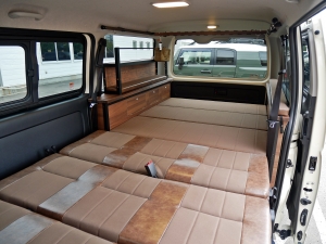 ハイエースバン新車アウトレットディーゼル4WD　丸目カスタム　ネオクラシック