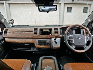ハイエースバン新車アウトレットディーゼル4WD　丸目カスタム　ネオクラシック