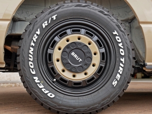 ハイエースバンディーゼル4WD　丸目カスタム　ネオクラシック