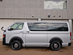 ハイエースバン新車アウトレットディーゼル4WD　丸目カスタム　ネオクラシック