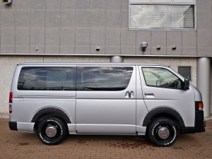 ハイエースバン新車アウトレットディーゼル4WD　丸目カスタム　ネオクラシック