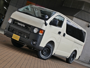 ハイエースバン新車アウトレットディーゼル4WD　丸目カスタム　ネオクラシック