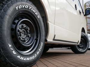 ハイエースバン新車アウトレットディーゼル4WD　丸目カスタム　ネオクラシック